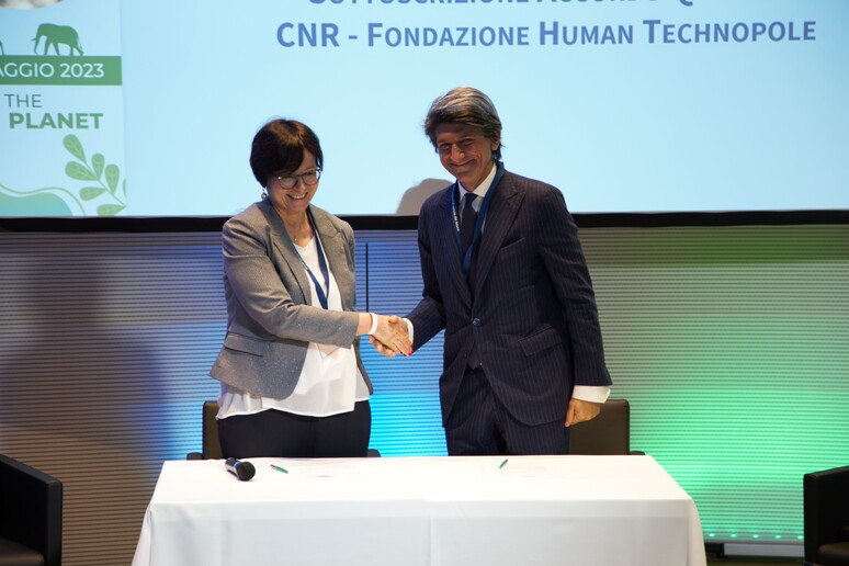 La firma dell 'accordo fra il Cnr, con la presidente maria Chiara Carrozza, e Human technopole, conil presidente Gianmario Verona (fonte: CNR) - RIPRODUZIONE RISERVATA
