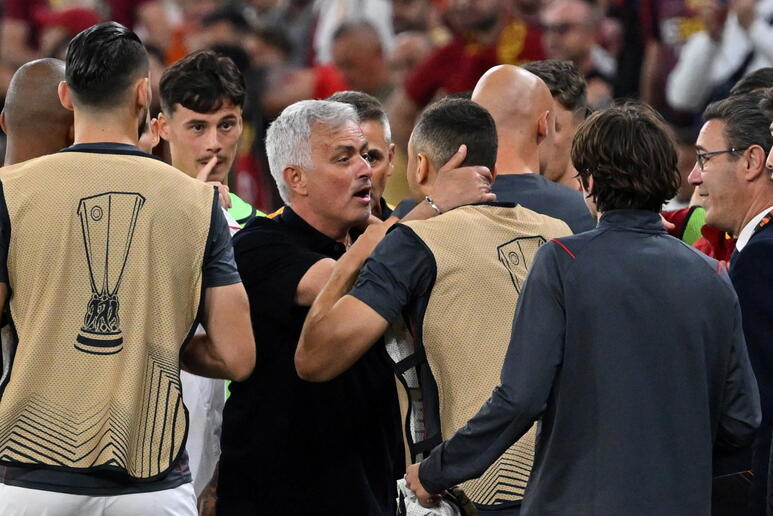 Insulti all 'arbitro, l 'Uefa apre inchiesta su Mourinho © ANSA/EPA