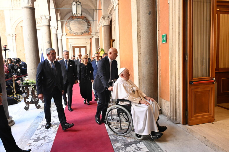 Papa a Camera ardente Napolitano