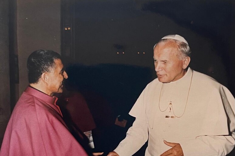 Don Italo Calabrò e Papa Giovanni Paolo II - RIPRODUZIONE RISERVATA
