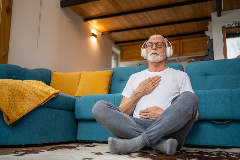 Un senior pratica la meditazione in casa foto iStock. -     RIPRODUZIONE RISERVATA