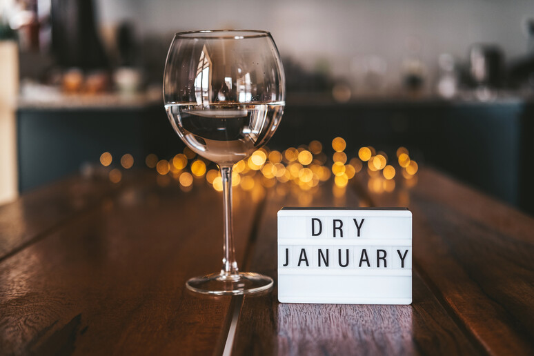 Challenge dry January. Mese senza alcol. Un bicchiere con acqua foto iStock. -     RIPRODUZIONE RISERVATA